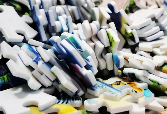  Puzzle en plastique de 1 000 pièces en vrac avec motifs, tailles et nombres de pièces personnalisables pour cadeaux de jouets pour adultes et enfants.  Image physique